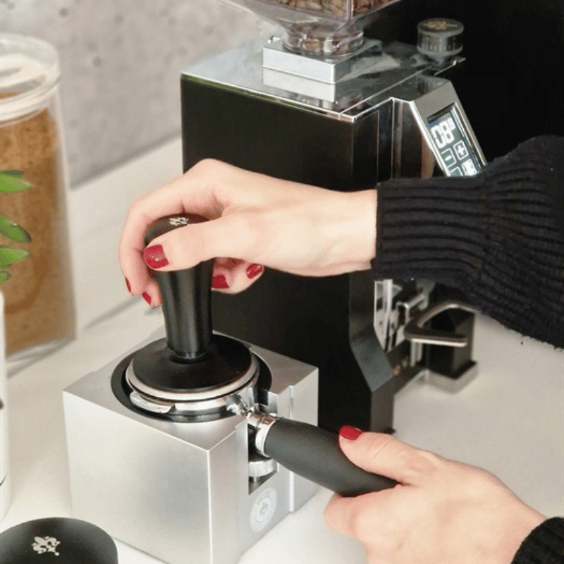Eureka Tamping Station aus Metall mit präziser Dosier-Unterstützung