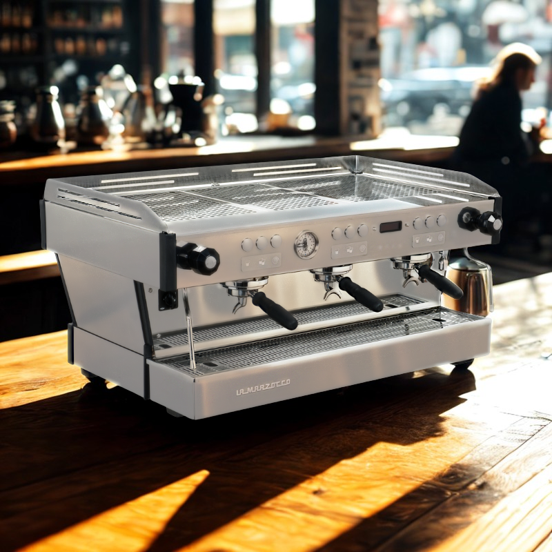 La Marzocco PB X Dreigruppenmaschine, zweite Ansicht der Profi-Espressomaschine